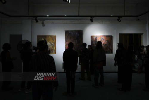 Sejumlah pengunjung mengamati pameran lukisan yang digelar di Galeri Prabangkara, Komplek Taman Budaya Jawa Timur, Surabaya, Jawa Timur, Selasa (2/5/2023). Pameran Lukisan ini merupakan karya-karya terbaik dari para seniman perupa yang terkumpul dalam komunitas perupa “KOPLAK (Komunitas Pelukis Akrilik)” Jawa Timur. Sebanyak 34 lukisan karya 25 pelukis dari berbagai kota di Jawa Timur itu berlangsung pada tanggal 2 hingga 8 Mei 2023. (foto: Julian Romadhon)