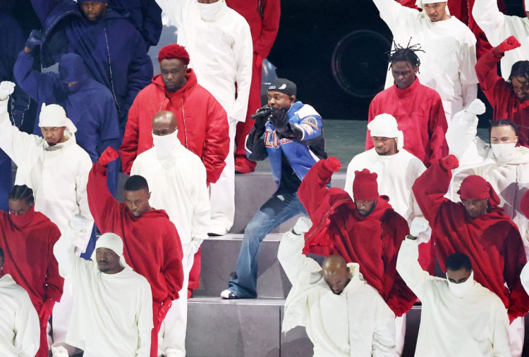 Kendrick Lamar Sebut Drake Pedofil Saat Tampil di Super Bowl LIX Halftime Show 2025