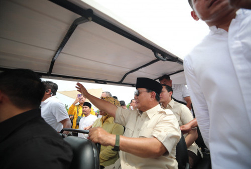 Masyarakat Teriakkan 'Prabowo Gemoy' di Pelataran Masjid Agung Banten