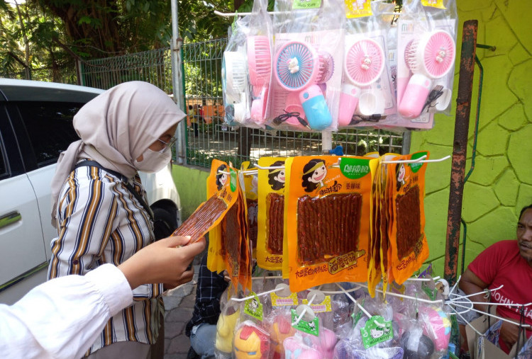 Dilarang BPOM, Kudapan La Tiao Masih Banyak Ditemukan di Kebun Binatang Surabaya