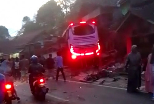 Kecelakaan Maut Bus Pariwisata, Tabrak 3 Rumah, 3 Orang Meninggal, 24 Orang Luka-Luka