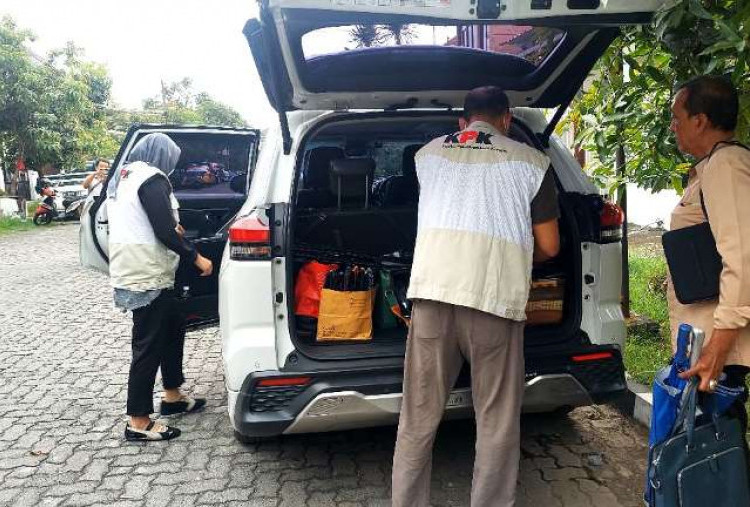 KPK Geledah Kantor PT Widya Satria Surabaya Milik Erlangga Satriagung