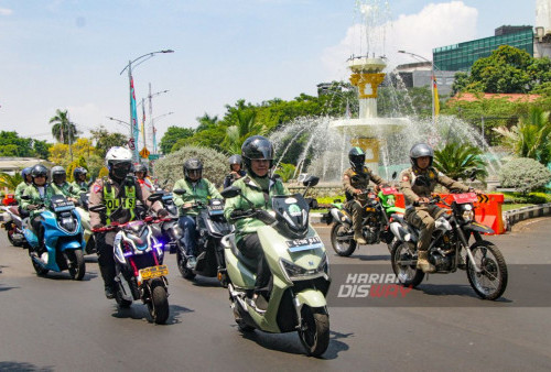 Gubernur Jawa Timur Khofifah Indar Parawansa memimpin gebyar konvoi motor listrik melewati Jalan Raya Darmo, Surabaya, Jawa Timur, Selasa 24 Oktober 2023. Gebyar Konvoi Motor Listrik yang diikuti serentak oleh 12 Kota dan Kabupaten di Jawa Timur, mencapai total sekitar 1.500 peserta. Konvoi ini merupakan kolaborasi dari PLN dan Pemprov Jatim yang juga rangkaian dari peringatan Hari Jadi Jawa Timur yang ke-78 dan Hari Listrik Nasional ke-78. Konvoi diberangkatkan mulai dari garis start Gedung Negara Grahadi hingga finish di Masjid Nasional Al Akbar, Surabaya, Jawa Timur. (Moch Sahirol/Harian Disway)