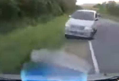 Viral Video Detik-detik Pengendara Mobil Nekat Lawan Arah, Aksi Nekatnya Berujung Fatal   