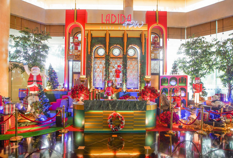 Sambut Natal dan Tahun Baru, JW Marriott Surabaya Hadirkan Miniatur Hotel Santa di dalam Lobi