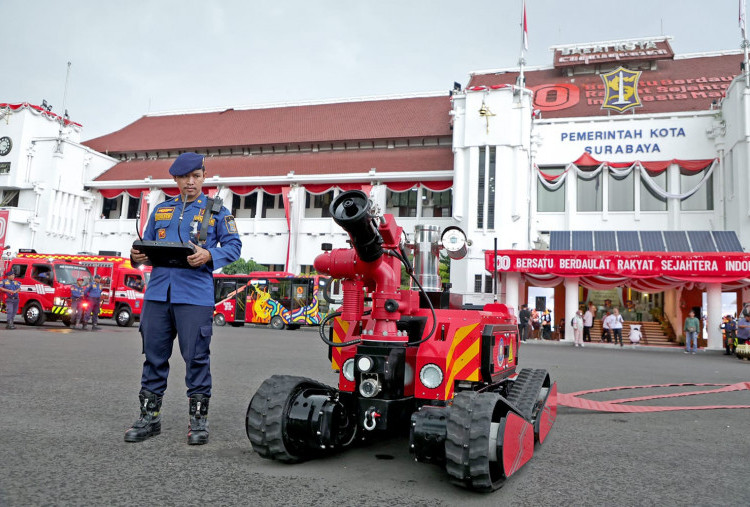 Pemkot Surabaya Luncurkan Robot Pemadam dan Mobil Hazmat Canggih, Keselamatan Petugas Jadi Prioritas