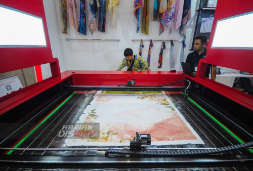 Pekerja memperaktekan pengoprasian mesin print dikain saat digelarnya Pameran Printing Expo 2023 yang digelar di Grand City Convex Surabaya, Jawa Timur, Kamis, 20 Juli 2023. Pameran bertaraf International Teknologi Percetakan dan Ekonomi Kreatif Terbesar di Indonesia Timur dan Indonesia Tengah, Surabaya Printing Expo (SPE) 2023 digelar selama 4 hari kedepan, dari Kamis 20 hingga 23 Juli 2023 dengan melibatkan 150 perusahaan dimana 5 perusahaan diantaranya merupakan UMKM.