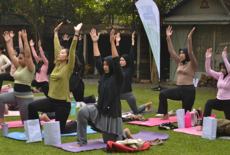Ikuti Gerakan Yoga sambil Minum Matcha, Cara Gen Z Adopsi Gaya Hidup Sehat 