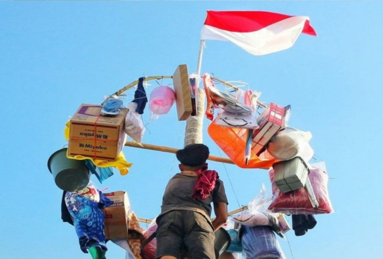Makna dan Sejarah Lomba Panjat Pinang: Tradisi Seru dan Sarat Makna di Tanah Air