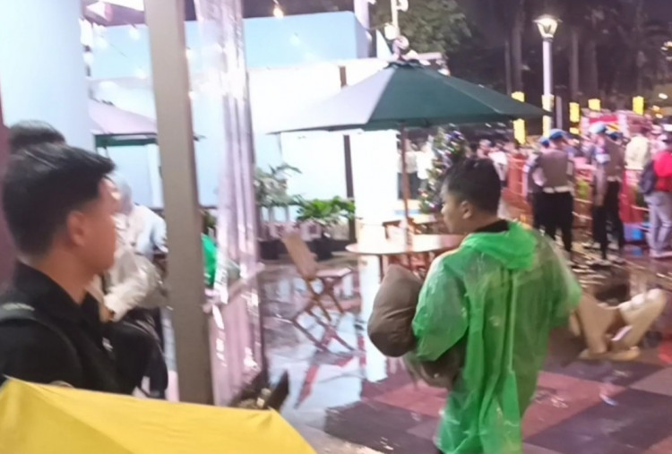 Tenaga Medis Sigap, Puluhan Pengunjung Bundaran HI Tumbang Gegara Desak-desakan