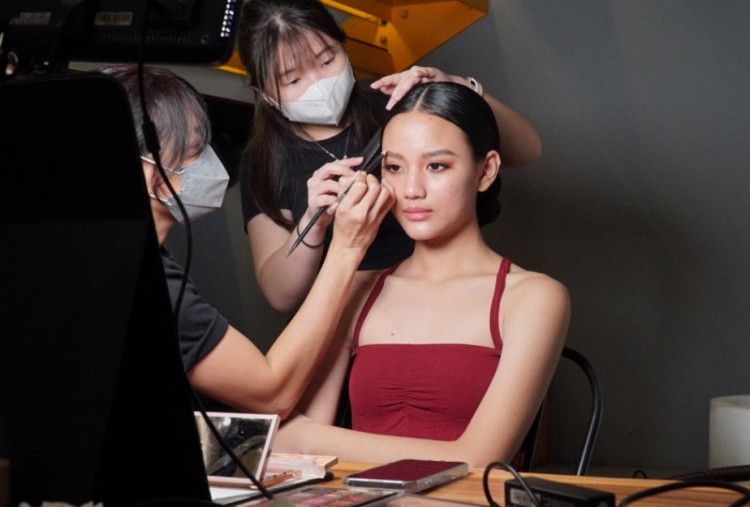 Menilik Kreativitas Para Perias Pengantin Soal Pakem Tradisional: Paes dan Alis Menjangan Jadi Perhatian