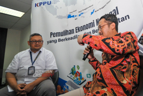 Kepala Kantor Wilayah IV KPPU Surabaya, Dendy R. Sutrisno (kiri) dan Ketua KPPU, Afif Hasbullah (kanan) saat menggelar Forum Jurnalis KPPU Kanwil IV Jatim, Bali, Nusra di Gedung Mandiri KPPU IV Jatim, Surabaya, Jawa Timur, Kamis (24/11/2022).