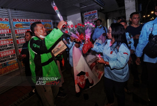 Relawan gerakan anti narkoba yang tergabung dari PANNA membagikan sebanyak 225 coklat dan 50 bunga mawar kepada warga Surabaya yang berada di Jalan Tunjungan tersebut bertemakan Sayangi Diri, Jauhi Narkoba. (foto: Julian Romadhon)