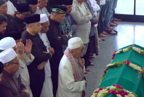Wali Kota Eri Cahyadi di Pemakaman Ayah: Doa Warga Surabaya Terangi Makam Abah 