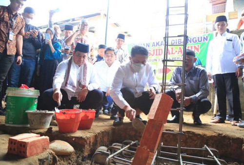 Herman Deru Letakkan Batu Pertama Tanda Dimulainya Perluasan Masjid Al Amin Desa Perajin