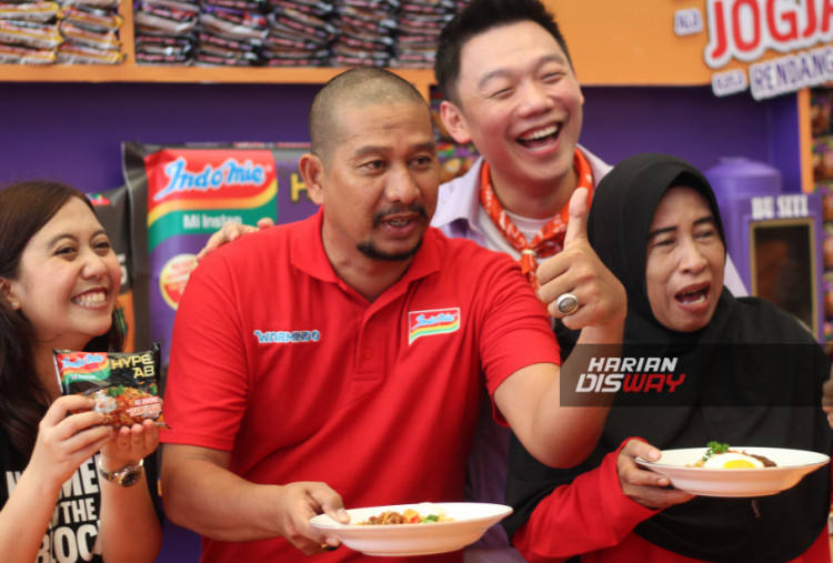 Lebih dari setengah abad hadir di Indonesia, Indomie kembali menegaskan komitmennya menghadirkan inovasi berbasis budaya kuliner masyarakat melalui lini Indomie Hype Abis Mi Nyemek. Terinspirasi dari racikan khas warmindo, konsep “nyemek” dihadirkan dengan sentuhan modern yang praktis, relevan, dan dekat dengan gaya hidup generasi muda, menjadikannya pengalaman kuliner yang fun sekaligus hype di tengah tren makanan kekinian.