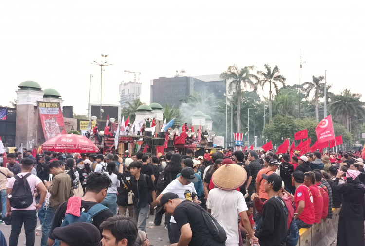 Massa Buruh 'Gebrak' Diintimidasi dan Dilarang Gelar Aksi di Bundaran HI, Lalu Pindah ke DPR: Kami Tak Terafiliasi Pemerintah! 