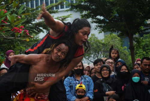 Para penari yang tergabung dalam Sanggar Seni Jaranan Wadah Gentong Surabaya menghibur para pengunjung saat digelarnya pertunjukan kesenian Caplokan di Alun-alun Surabaya, Komplek Balai Pemuda, Surabaya, Jawa Timur, Minggu (5/3/2023). Pertunjukan Kesenian gratis yang digelar Pemerintah Kota (Pemkot) Surabaya itu  sebagai upaya menghidupkan dan melestarikan kesenian Jawa Timur. (foto: Syahrul Rozak Yahya)