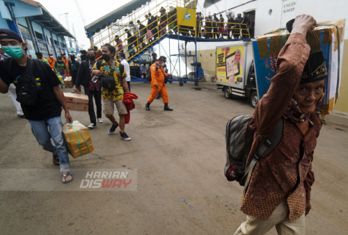 Sebanyak 1.159 pemudik turun dari KM Kelimutu yang bersandar di Pelabuhan Tanjung Perak, Surabaya, Jawa Tumur dari Sampit Kalimantan Tengah.