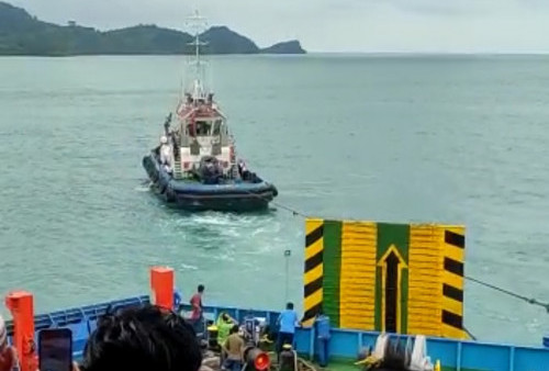 (Eksklusif) KMP Batu Mandi yang Kandas Mulai Ditarik Kapal Tugboat