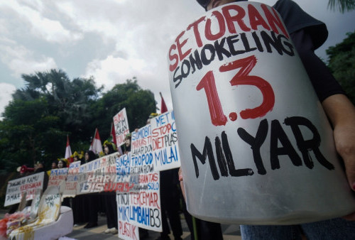 Aktivis lingkungan dari ECOTON membawa poster besar bertuliskan temuan kasus – kasus lingkungan di Bumi Jawa Timur saat melakukan aksi di depan gedung negara Grahadi Jalan Gubernur Suryo Embong Kaliasin Surabaya, Jawa Timur, Senin (17/4/2023). Aksi dengan mengusung tema Bumi Jatim Bukan Toilet tersebut adalah bentuk kampanye dalam rangka menyambut hari bumi sedunia serta untuk minta Pemprov Jatim atasi krisis dan 
buruknya tata kelola lingkungan di Jawa Timur dan mengajak masyarakat untuk menyelamatkan bumi. (foto: Julian Romadhon)
