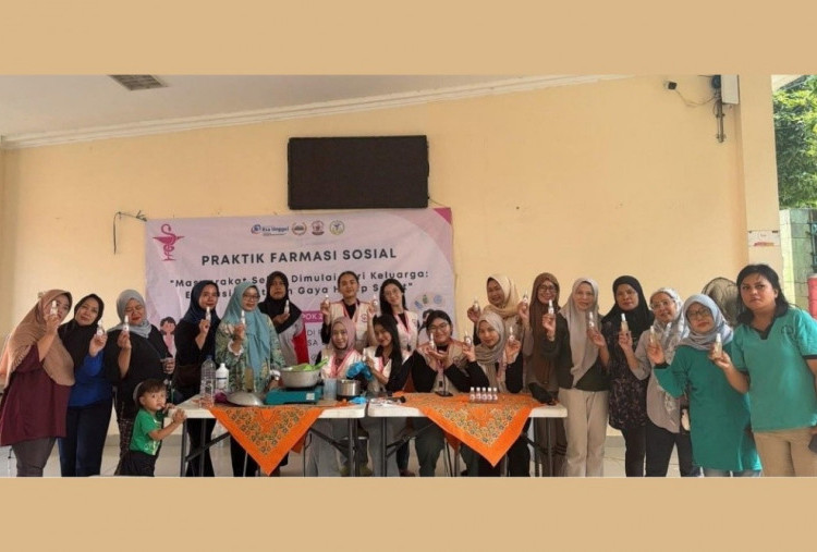 Praktik Farmasi Sosial, Mahasiswa Universitas Esa Unggul Belajar Langsung Layani Masyarakat Kecamatan Senen