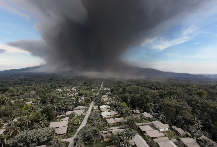 Foto-Foto Terbaru Penampakan Erupsi Gunung Lewotobi Laki-Laki, Pemerintah Imbau Warga Bertahan di Pengungsian 