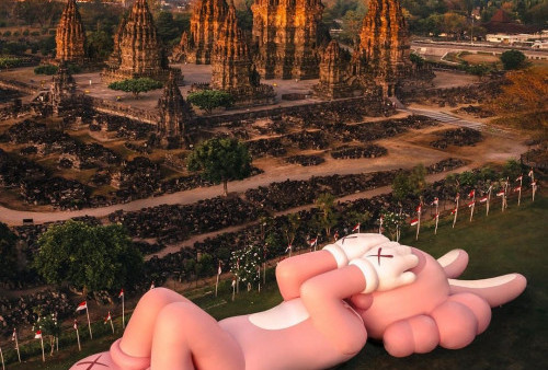 Patung Kelinci Raksasa Karya Kaws Mejeng di Komplek Candi Prambanan