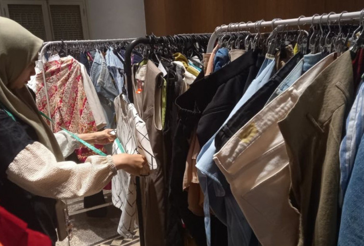 Hari Kedua Thrift Market Vol. 5 di Kantor Harian Disway: Makin Ramai, Fashion Perempuan Paling Banyak Diborong