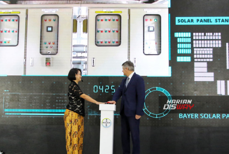 Head of Bayer Product Supply Consumer Health Asia & ANZ Priscilla Silvan Prarizta (kiri) dan Duta Besar Uni Eropa untuk Indonesia H.E. Denis Chaibi meresmikan instalasi Pembangkit Listrik Tenaga Surya (PLTS) di fasilitas manufaktur Bayer di Cimanggis, Depok (14/11). 