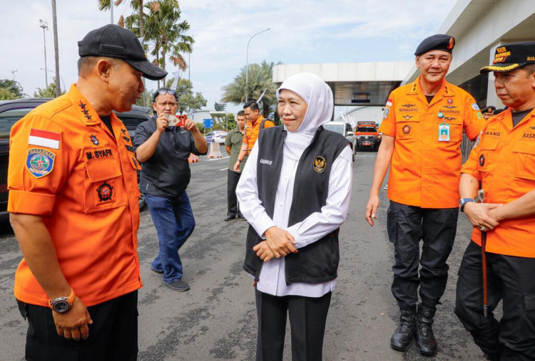 Gubernur Khofifah Dampingi Kepala Basarnas Tinjau Siaga SAR Lebaran di Tanjung Perak