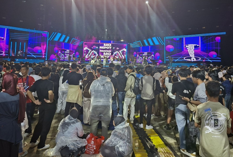 Pantai Karnaval Dipenuhi Pengunjung, Guyuran Hujan Tak Surutkan Semangat Baladewa Jemput 2026