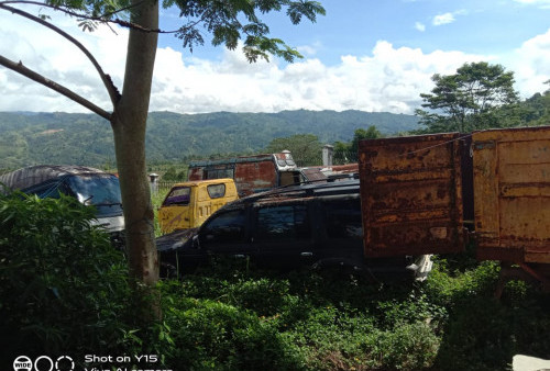 Bekas Mobil Dinas Pemkab Kerinci Terbengkalai di Kantor BPBD Bukit Tengah 
