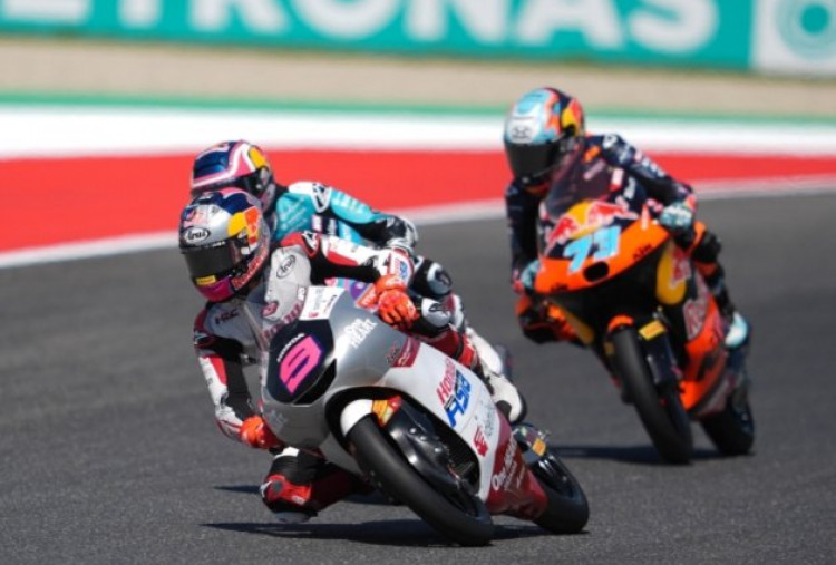 Veda Ega Pratama Kejutkan Moto3 Hungaria 2026, Tempel Ketat Maximo Quiles di Posisi Kedua