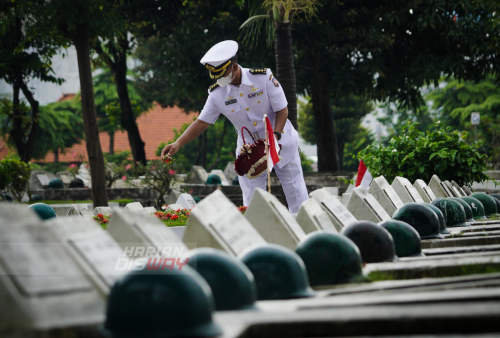 Anggota TNI AL menabur bunga di Taman Makam Pahlawan (TMP) Sepuluh Nopember, Surabaya, Jawa Timur, Rabu (11/5). Kegiatan tersebut dalam rangka memperingati Hari Pendidikan TNI AL (Hardikal) ke-76 tahun 2022, yang diperingati setiap tanggal (12/5). Foto Julian Romadhon