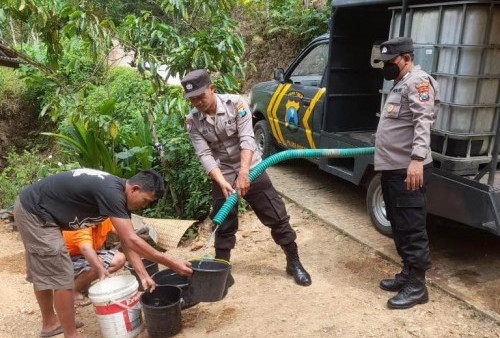 Mobil Patroli Polisi Disulap Pengangkut Air