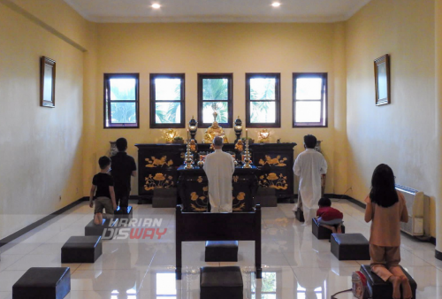 Ketua Maha Vihara dan Pusdiklat Buddha Maitreya, Pandita Jemmy Cendrawan melakukan proses Sembayang bersama umat Buddha di Surabaya, Jawa Timur, Minggu (15/5). Umat Buddha di vihara melakukan persembahyangan Hari Raya Tri Suci Waisak 2566 BE yang digelar pada Senin (16/5). Foto: Rahmat Chiky