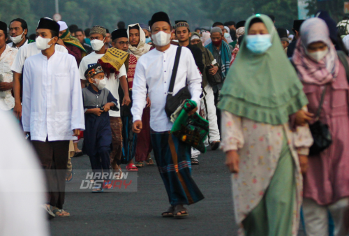 Umat Islam melaksanakan shalat Idul Fitri 1443 Hijriah di ruas Jalan Indrapura Surabaya, Jawa Timur, Senin (2/5). Wali Kota Surabaya Eri Cahyadi telah mengeluarkan surat edaran (SE) tentang Panduan Penyelenggaraan Shalat Idul Fitri 1443 Hijriah di Kota Pahlawan. Eri menyatakan, Shalat Idul Fitri boleh dilaksanakan di masjid atau lapangan terbuka dengan penerapan protokol kesehatan secara ketat. Foto: Julian Romadhon