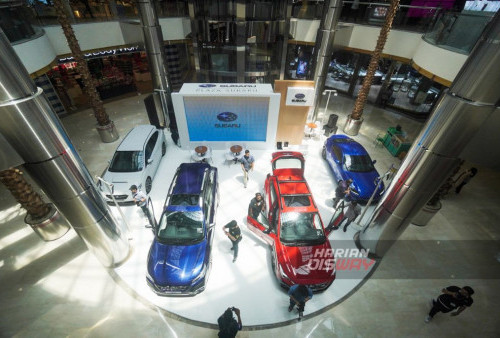 Suasana pameran Subaru Drivefest di South Atrium Galaxy Mall 1 Surabaya, Jawa Timur, Kamis, 2 November 2023. Subaru Indonesia bersama jaringan diler resmi Plaza Subaru Surabaya memperkenalkan All-New Subaru Outback yang resmi menjadi flagship sport utility vehicle (SUV) merek asal Jepang dan All-New Subaru Crosstrek yang dibekali mesin Boxer 4-silinder berkubikasi 2.0 liter yang menghasilkan 152 hp (156 PS) dan torsi 196,5 Nm serta mesin generasi baru yang diklaim minim getaran dan suara, tapi disempurnakan untuk torque delivery dan reliabilitasnya. Kedua Mobil tersebut hadir dalam tipe SUV dengan teknologi terbaru yang dipasarkan dengan harga khusus sesuai ketentuan Kawasan Bebas Surabaya atau Free Trade Zone. (Julian Romadhon/Harian Disway)