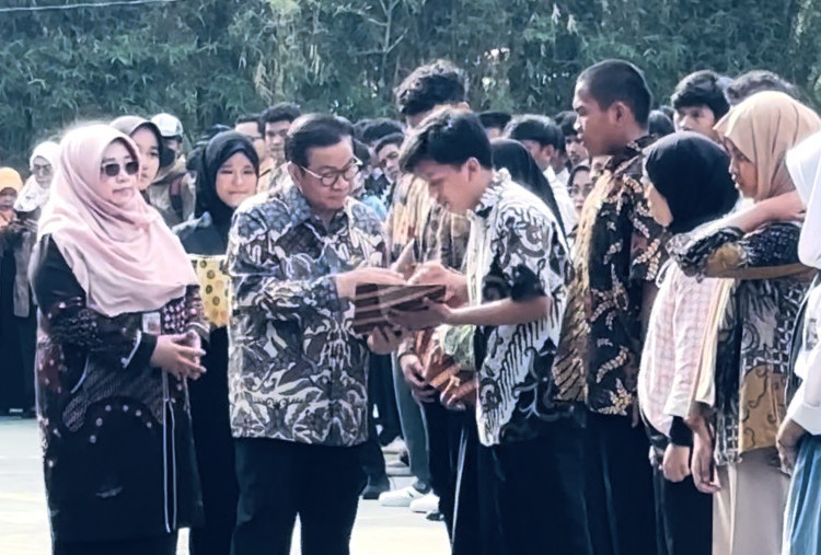 Pramono Tebus 1.897 Ijazah yang Ditahan Sekolah, Total Nilainya Capai Rp7,69 Miliar