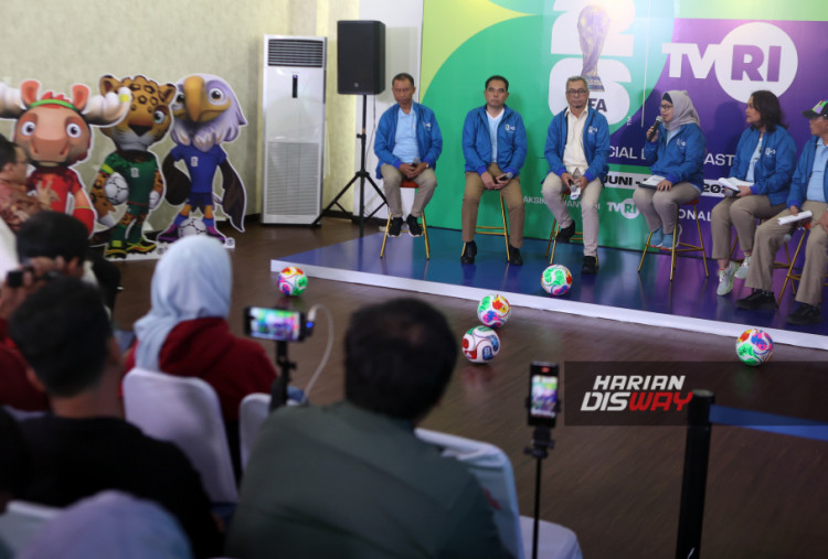 Sebagai bagian dari program “Bola Gembira”, TVRI juga menyiarkan sejumlah pertandingan persahabatan internasional yang melibatkan tim-tim besar dunia. Selain siaran pertandingan, TVRI turut menggelar berbagai kegiatan off-air di berbagai daerah di Indonesia seperti fun walk, senam massal, dan kegiatan hiburan masyarakat sebagai bentuk sosialisasi dan promosi Piala Dunia 2026 kepada masyarakat luas.
HARITSAH ALMUDATSIR / HARIAN DISWAY