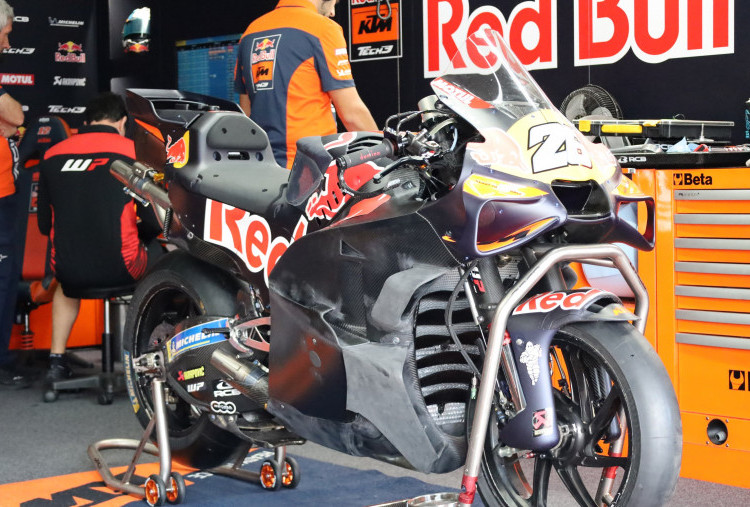 Acosta Menggila di Tes Jerez! Pakai Fairing Radikal KTM, Si Hiu Tempel Ketat Marc Marquez