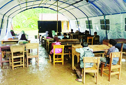 Atap Jebol dan Lantai Tergenang Air Saat Hujan, Siswa SDN Bojongkapol Belajar di Tenda Darurat 