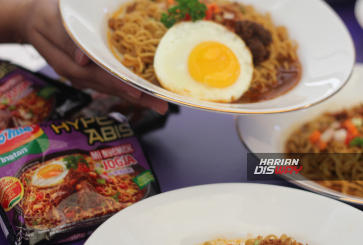 Perayaan inovasi tersebut diwujudkan lewat gelaran “Indomie Nyemek on The Block” yang berlangsung 13–15 Februari 2026 di Lobi Piazza, Mall Gandaria City. Ruang kolaboratif ini mempertemukan brand, komunitas, legenda warmindo, serta publik urban dalam satu pengalaman terpadu berisi eksplorasi rasa, hiburan, hingga interaksi digital. Sosok inspiratif seperti Bang Agem dan Ibu Siti Artani turut dihadirkan sebagai representasi kreativitas kuliner lokal yang berhasil mencuri perhatian nasional.