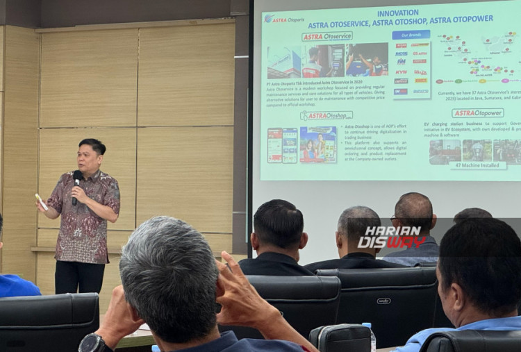 Wakil Presiden Direktur Astra Otoparts, Yusak Kristian Solaeman, menegaskan perlunya strategi adaptif menghadapi ketidakpastian global. Astra Otoparts, ujarnya, berfokus pada dua pilar utama, yakni Perform untuk mengoptimalkan efisiensi melalui Operational Excellence dan Extreme Cost Reduction Program, serta Transform untuk menciptakan inovasi baru di tengah perubahan lanskap industri otomotif.
