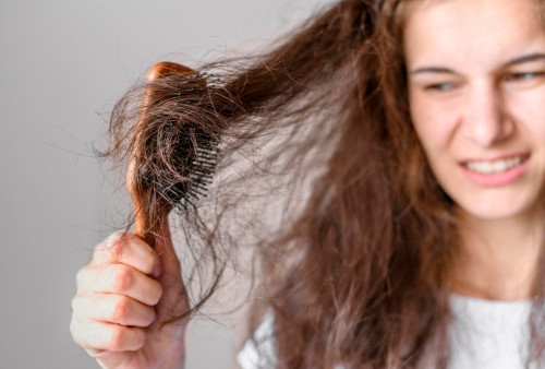 Anda Sering Alami Rambut Rontok? Ini Penyebab dan Cara Mengatasinya