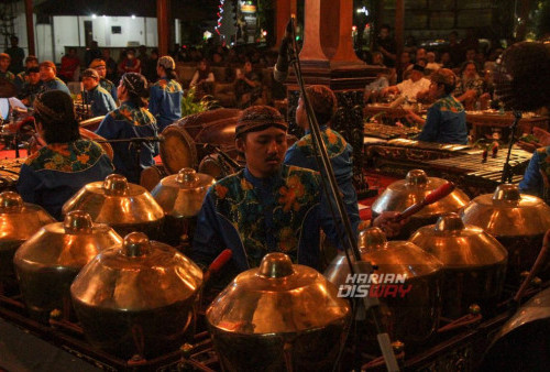 Pengerawit memainkan alat musik karawitan saat berlangsungnya Wayang Kulit Layar Panjang di Pendopo Taman Budaya Jawa Timur, Surabaya, Jumat, 20 Oktober 2023. Pagelaran Wayang Layar Panjang dengan tiga dalang asal Institut Seni Indonesia (ISI) Surakarta tersebut mengusung lakon Jaka Kembang Kuning yang digelar oleh Dinas Kebudayaan dan Pariwisata (Disbudpar) Jatim melalui UPT.Taman Budaya. Pergelaran wayang kulit kali ini mengambil cerita panji untuk merangkul generasi muda dalam melestarikan wayang dan cerita panji. Sementara sasaran kegiatan pergelaran wayang tersebut adalah masyarakat pecinta wayang yang ada di Kota Surabaya dan sekitarnya serta penonton youtube cannel YT Cak Durasim. (Moch Sahirol/Harian Disway)