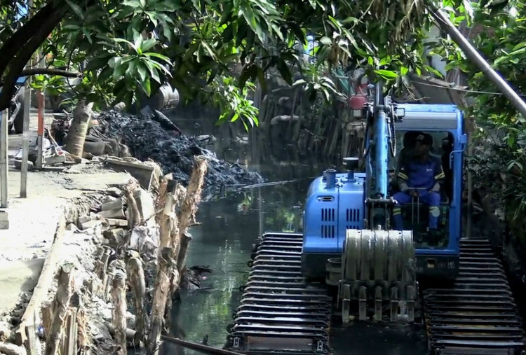 Pramono: Lumpur Hasil Pengerukan Kali Cakung Lama Dibuang ke Ancol