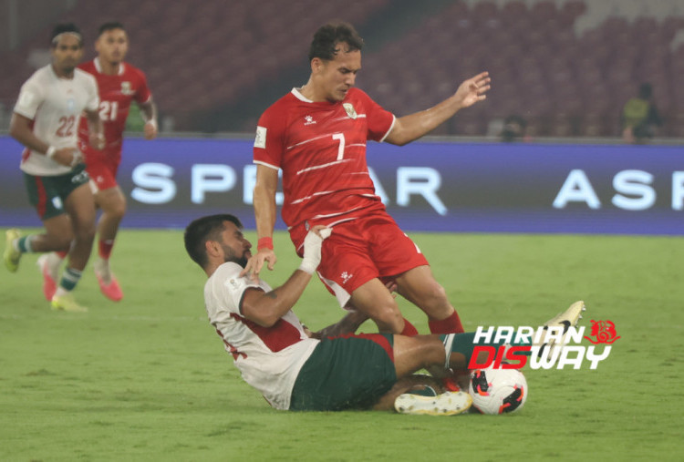 Indonesia dan Malaysia sama-sama mengoleksi tujuh poin. Namun, agresivitas gol menjadi pembeda. Indonesia mencatat 11-2, sedangkan Malaysia 9-0 setelah mengalahkan Singapura enam gol tanpa balas di Stadion Si Jalak Harupat, Bandung. Dua laga tersebut digelar bersamaan karena perebutan tiket final ditentukan hingga pertandingan terakhir. Foto: Haritsah Almudatsir/Harian Disway