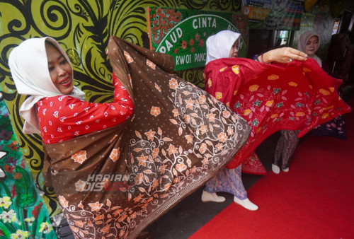 Di kampung tersebut ada sebanyak 25 warga berpenghasilan rendah yang aktif membatik dengan cara tradisional. Batik Okra dijual dengan harga 350 ribu dengan ukuran lebar 1 meter dan panjang 2,5 meter.